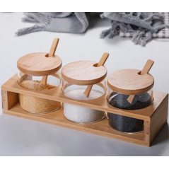 Ensemble de pots d’épices de cuisine avec cuillère